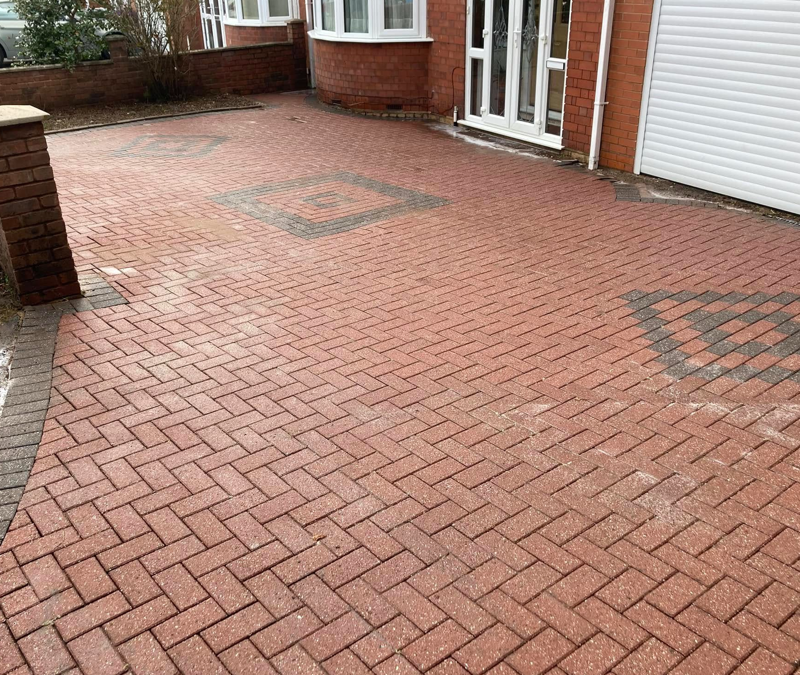 Neighbour-pleasing kerb appeal – image 6